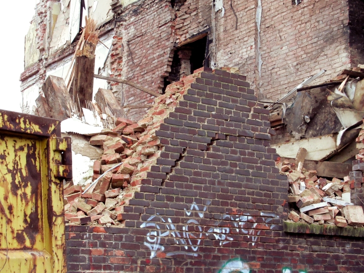 Budynek w trakcie wyburzania
